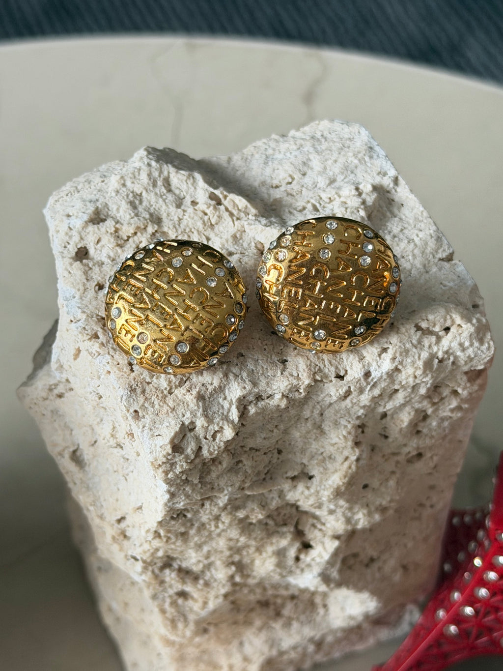 Chanel round gold-plated clip-on earrings