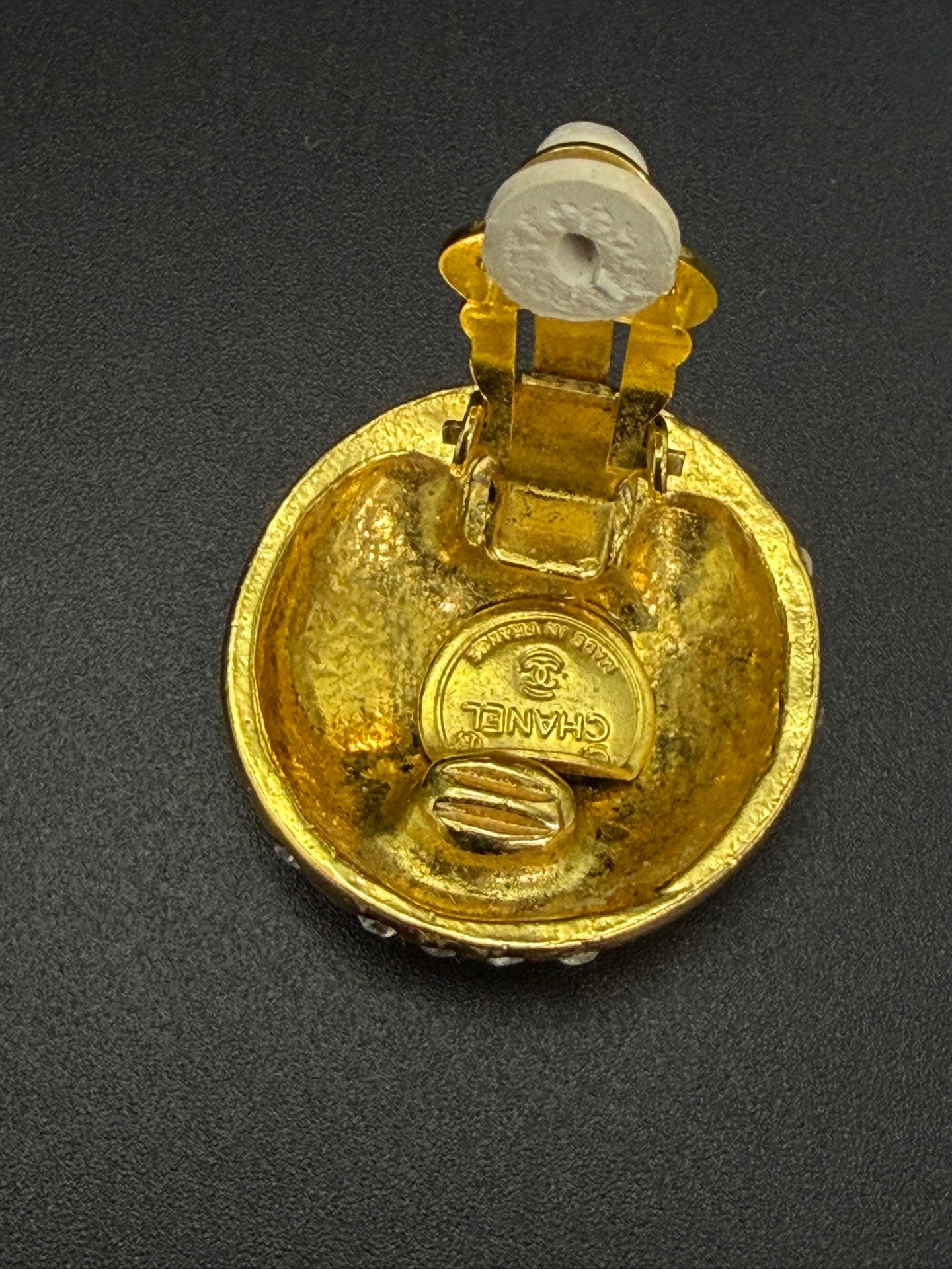 Chanel round gold-plated clip-on earrings