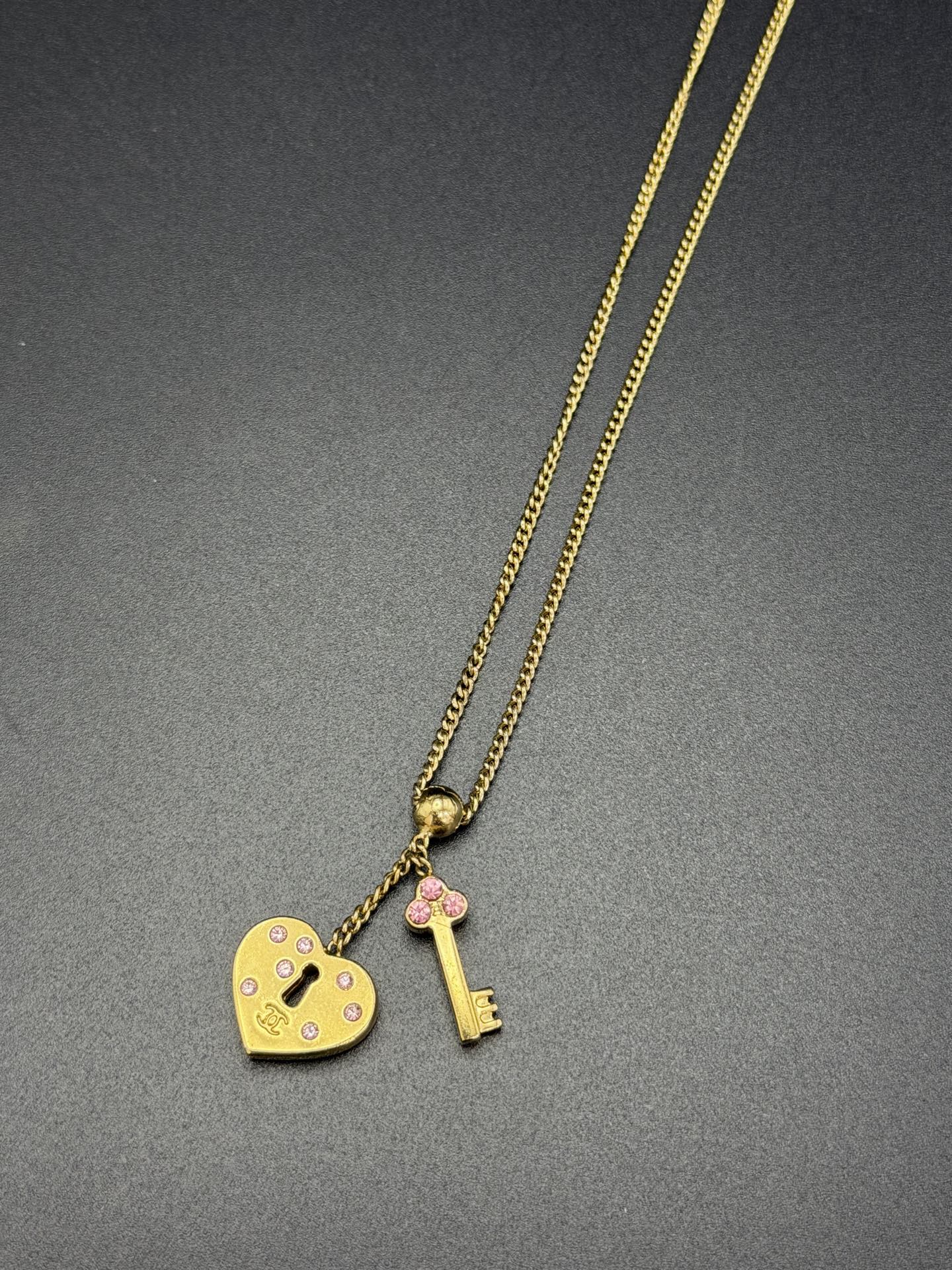 CHANEL DoubleC  Heart-shaped lock and keys