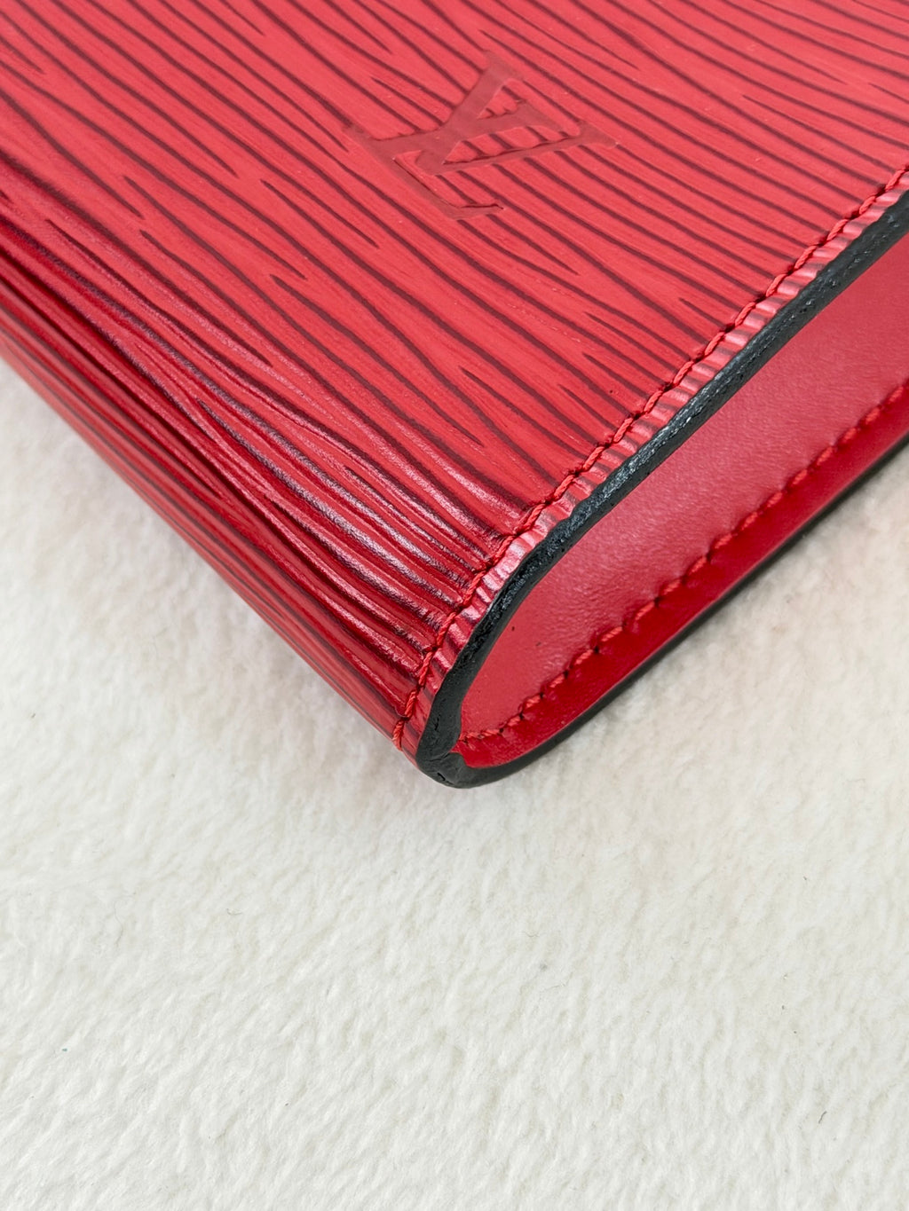 LOUIS VUITTON Epi Pochette Accessoires 24 Castilian Red Clutch Bag