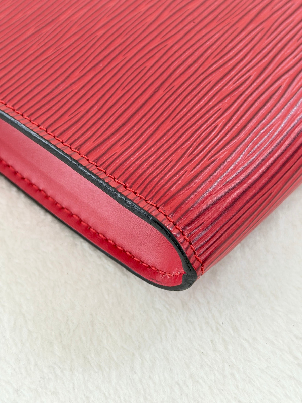 LOUIS VUITTON Epi Pochette Accessoires 24 Castilian Red Clutch Bag