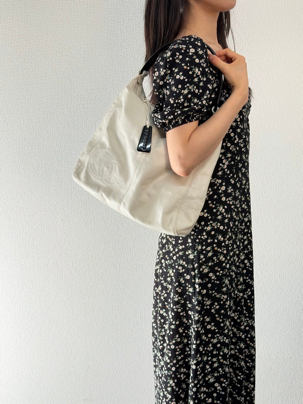 CHANEL White Leather Hobo Bag with Black Resin Handle Stitched CC