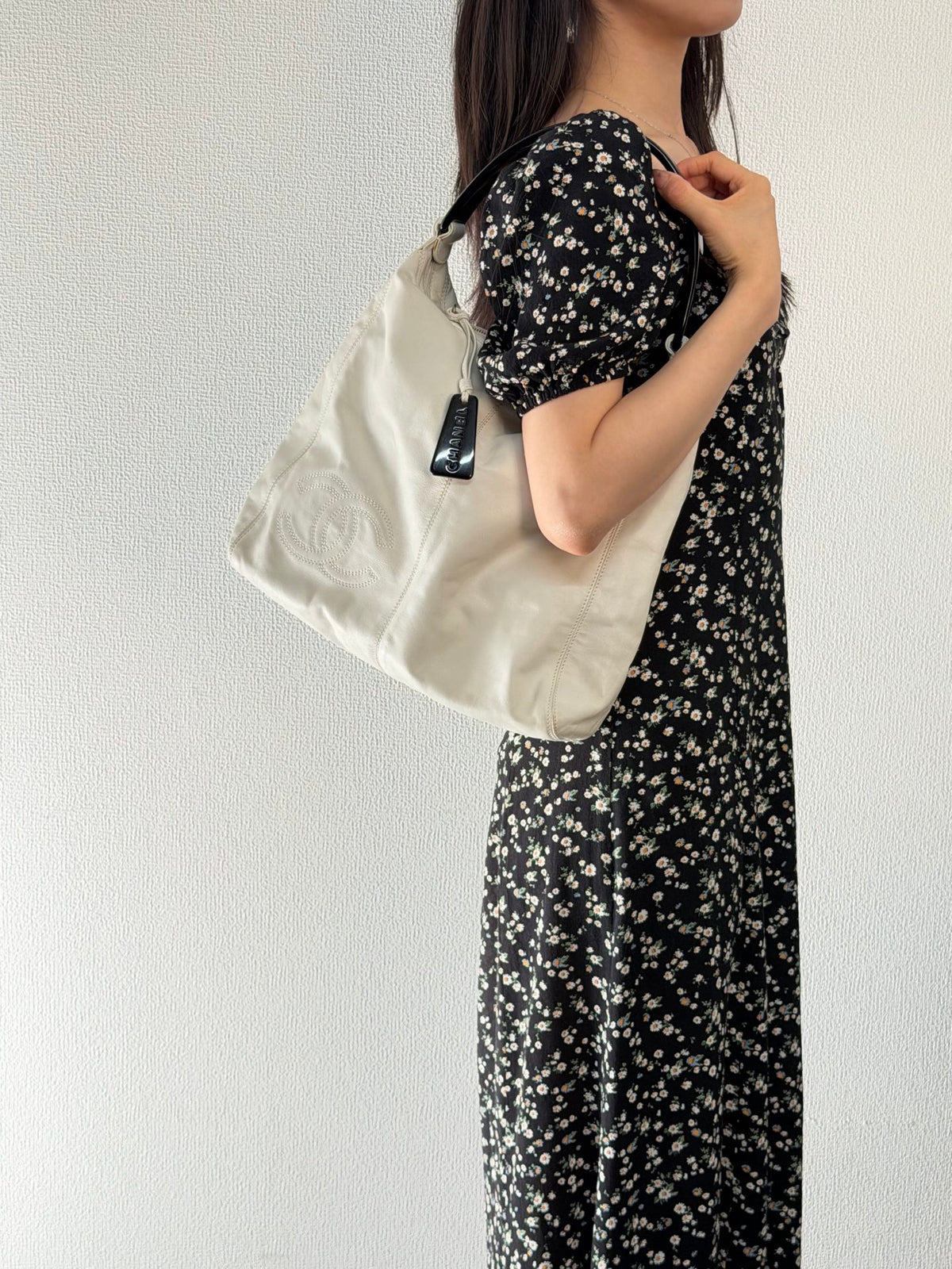 CHANEL White Leather Hobo Bag with Black Resin Handle Stitched CC