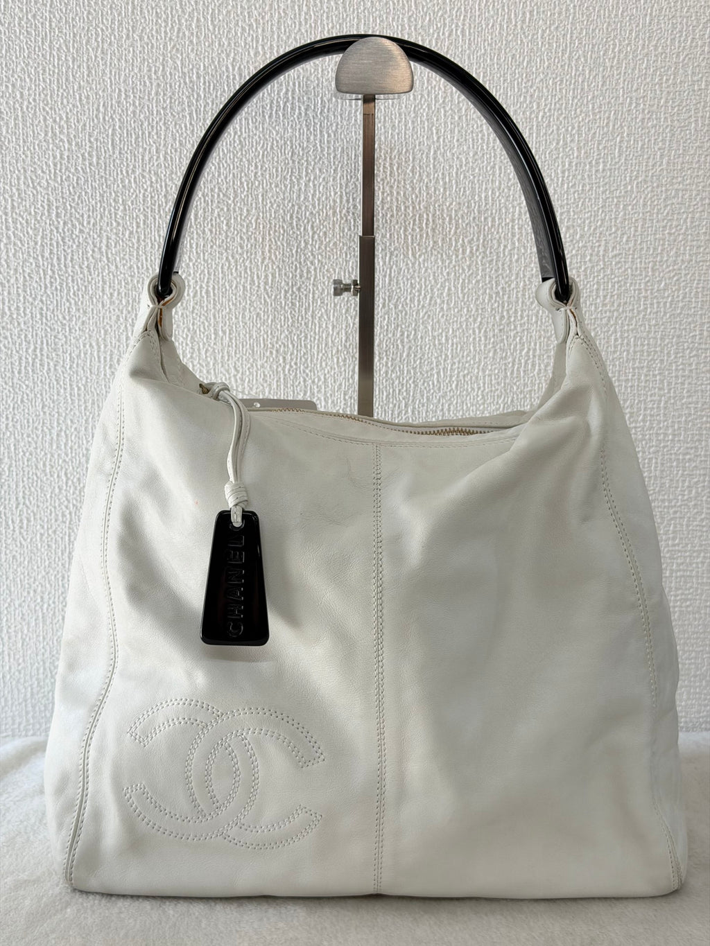 CHANEL White Leather Hobo Bag with Black Resin Handle Stitched CC