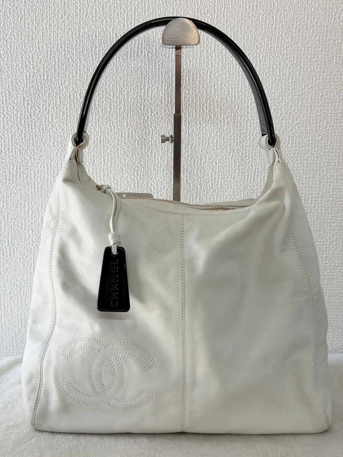 CHANEL White Leather Hobo Bag with Black Resin Handle Stitched CC