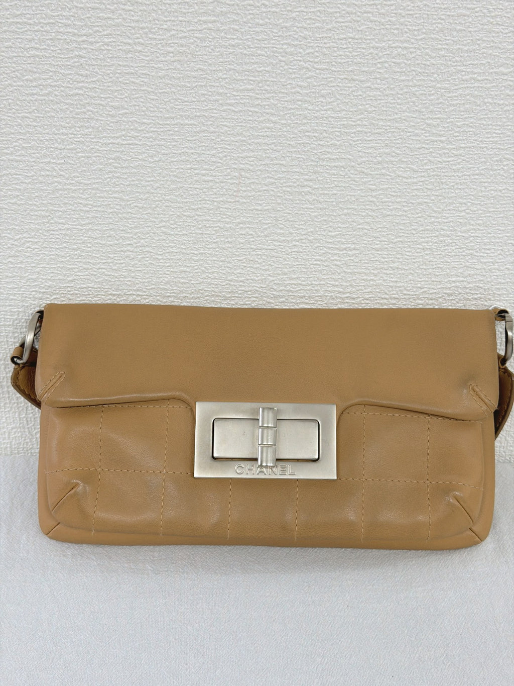 Chanel Vintage Chocolate Bar 2.55 Matte Silver Hardware Shoulder Bag Beige