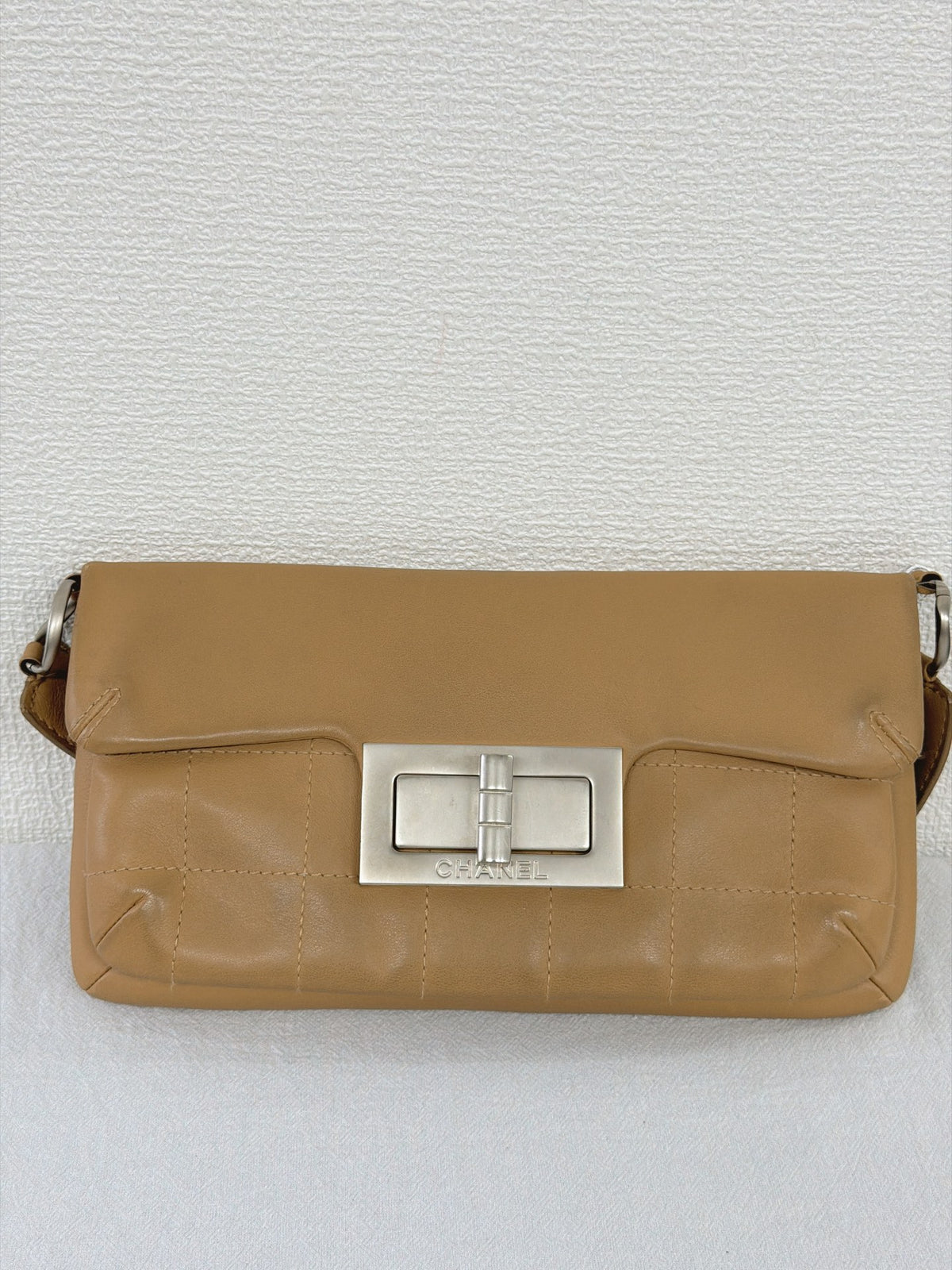 Chanel Vintage Chocolate Bar 2.55 Matte Silver Hardware Shoulder Bag Beige
